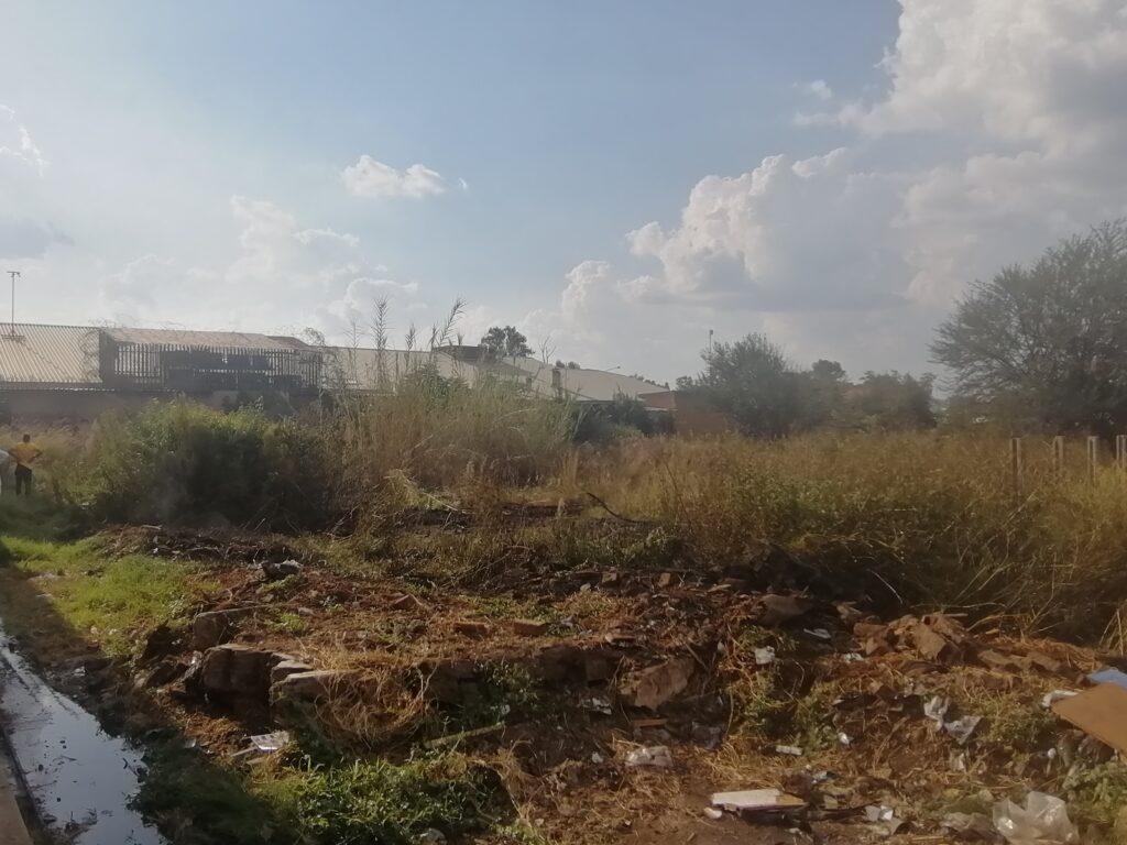 Fire breaks out behind Meyerton shops, suspected involvement of Nyaope boys This is where the fire broke out